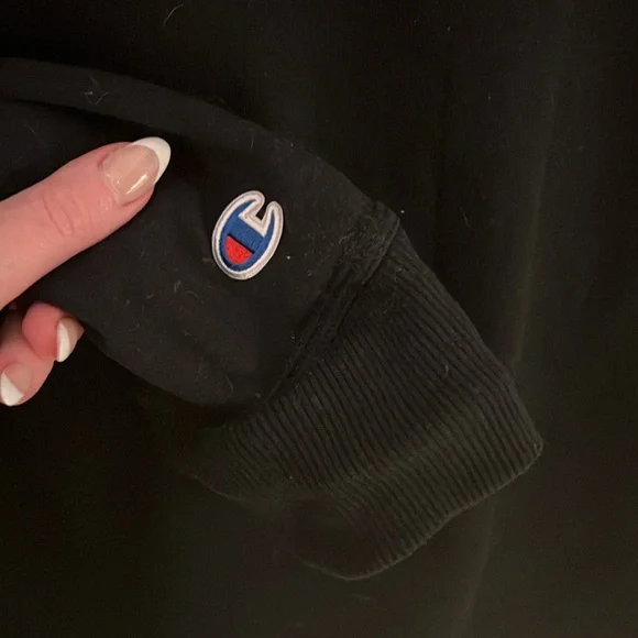 Champion Black Crewneck Sweatshirt | Unisex | Classic Logo 🖤 J12 - Picture 4 of 5